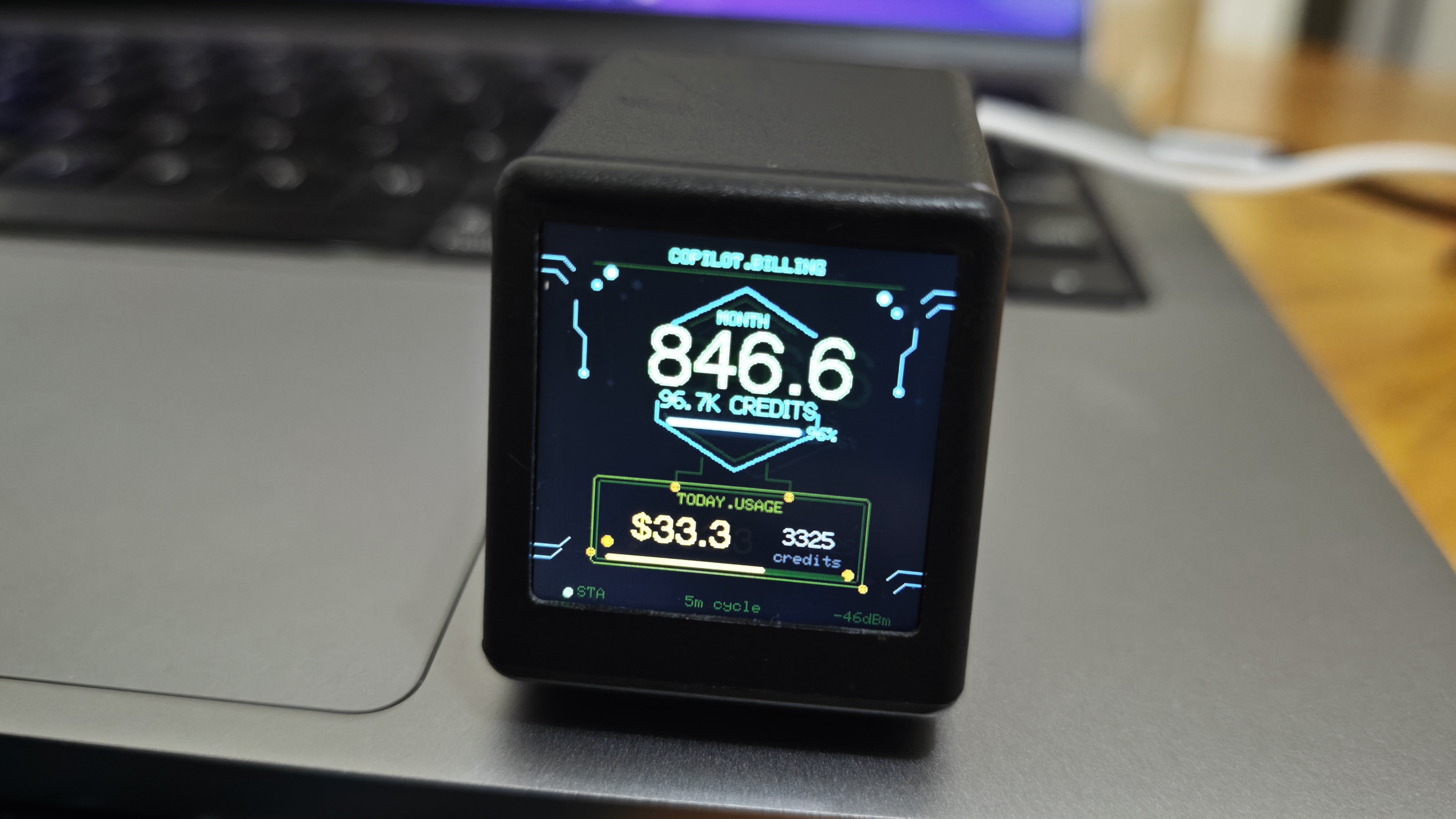 Copilot 账单焦虑实时指示器：用 ESP8266 和赛博朋克 UI 看着 credits 烧